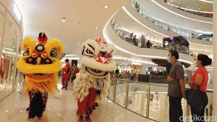 Atraksi Barongsai Semarakkan Perayaan Imlek di Pusat Perbelanjaan Perayaan Tahun Baru Imlek di pusat perbelanjaan Ibu Kota dimeriahkan dengan atraksi barongsai. Seperti apa penampakannya?