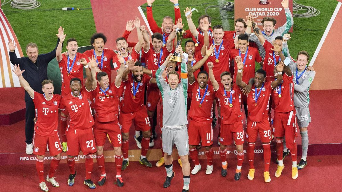Pemain Bayern mengangkat trofi juara Piala Dunia Antarklub. (Foto: Gaston Szerman/DeFodi Images/Getty Images)