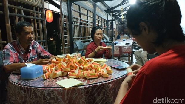 Begini Potret Imlek Keluarga Kecil Tionghoa Pacitan