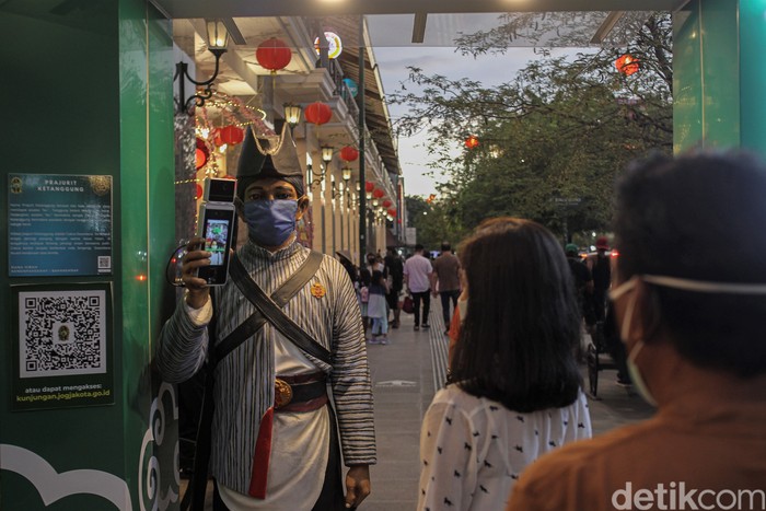 Kawasan Malioboro, Yogyakarta, kerap jadi tujuan wisata saat libur panjang. Seperti apa suasana di Malioboro saat libur Tahun Baru Imlek? Berikut potretnya.