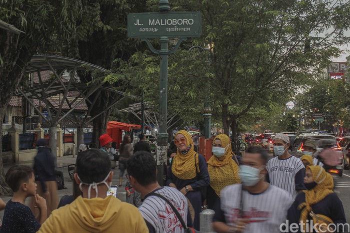 Kawasan Malioboro, Yogyakarta, kerap jadi tujuan wisata saat libur panjang. Seperti apa suasana di Malioboro saat libur Tahun Baru Imlek? Berikut potretnya.