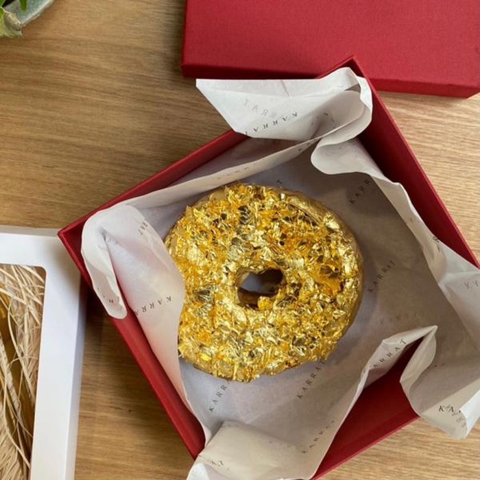 Berlapis Emas 24 Karat, Donat Ini Harganya Sebuah Rp 1,9 Juta Berlapis Emas 24 Karat, Donat Ini Harganya Sebuah Rp 1,9 Juta