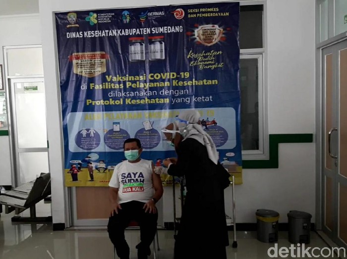 Bupati Sumedang Dony Ahmad Munir menjalani vaksinasi Corona dosis kedua
