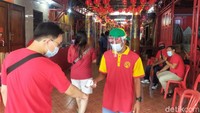 Pantauan detikcom, di klenteng yang dikenal dengan sebutan Klenteng Cokro ini, petugas tampak siaga. Setiap pengunjung harus melakukan cuci tangan, dicek suhu tubuh dan wajib memakai masker. Pengunjung dilakukan pembatasan agar tidak terjadi penumpukan atau kerumunan.