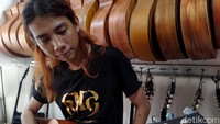 Ia merintis bisnis gitar ini sejak dirinya menjadi seorang pengamen jalanan. Setiap orang yang mau berjuang, tidak akan sulit untuk mendapatkan kesuksesannya. Apapun kondisi dan kekurangan yang dialami pun tidak menjadi halangan. Seperti Kondisi fisik Tonny juga tak sempurna, dia tak lagi memiliki 4 jari jemari pada tangan kirinya. Usaha pria 35 tahun asal Bogor itu kini berbuah manis karena sudah bisa beromzet Rp 300 juta.