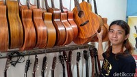 Berawal dari menjadi pengamen tanpa 4 jari jemari kini Tonny telah bertransformasi menjadi bos gitar. Dia mengaku selama ini omzetnya bisa mencapai Rp 300 juta per bulan dari usaha toko gitarnya ini, meski saat ini sedang anjlok karena pandemi.
