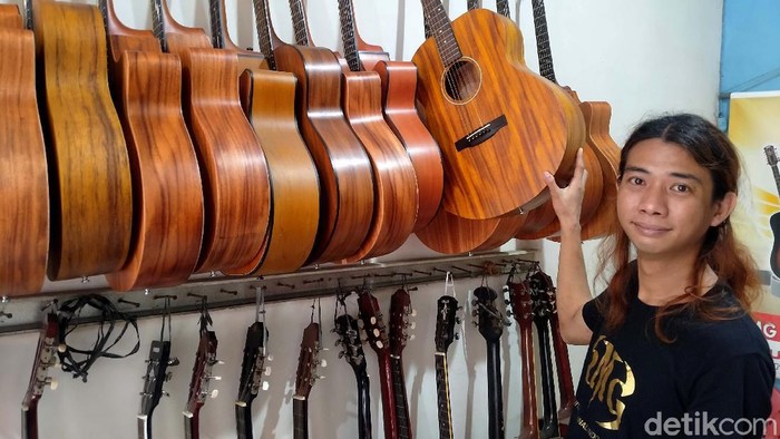 Cuan! Bos Gitar Disabilitas Ini Beromzet Rp 300 Juta Meski dengan keterbatasan, Tonny Mahardika, (35) pria asal Bogor yang berbisnis menjual Gitar ini beromzet Rp 300 jutaan.
Ia merintis bisnis gitar ini sejak dirinya menjadi seorang pengamen jalanan. Setiap orang yang mau berjuang, tidak akan sulit untuk mendapatkan kesuksesannya. Apapun kondisi dan kekurangan yang dialami pun tidak menjadi halangan.