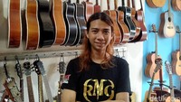 Gitar-gitar itu langsung Tonny pasarkan di platform toko online. Reseller lah. Laris manis, gitar-gitar yang dia jual pun langsung terjual. Sejak saat itu dia pun langsung yakin usaha ini adalah jalannya untuk bisa bertahan dan maju ke depan. Bahkan, pernah suatu hari dirinya memiliki 36 gitar yang dijualnya omzet lebih dari Rp 6 juta. Dalam dua minggu usai jual online itu, berdirilah toko benerannya Rock Musik di Kedoya.