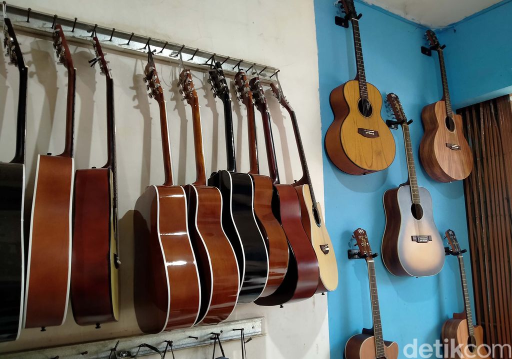 Meski dengan keterbatasan, Tonny Mahardika, (35) pria asal Bogor yang berbisnis menjual Gitar ini beromzet Rp 300 jutaan. Ia merintis bisnis gitar ini sejak dirinya menjadi seorang pengamen jalanan. Setiap orang yang mau berjuang, tidak akan sulit untuk mendapatkan kesuksesannya. Apapun kondisi dan kekurangan yang dialami pun tidak menjadi halangan.