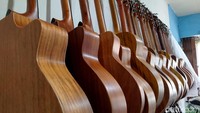 Singkat cerita, saat kondisi terdesak ia pun memilih untuk menjadi penjual gitar terlebih dirinya pun paham akan seluk beluk gitar dari A-Z. Dengan sisa uang saku Rp 700 ribu yang dimilikinya tanpa pikir panjang dia langsung menuju agen penjual alat musikdan membeli 3 buah gitar yang pertama dijualnya.
