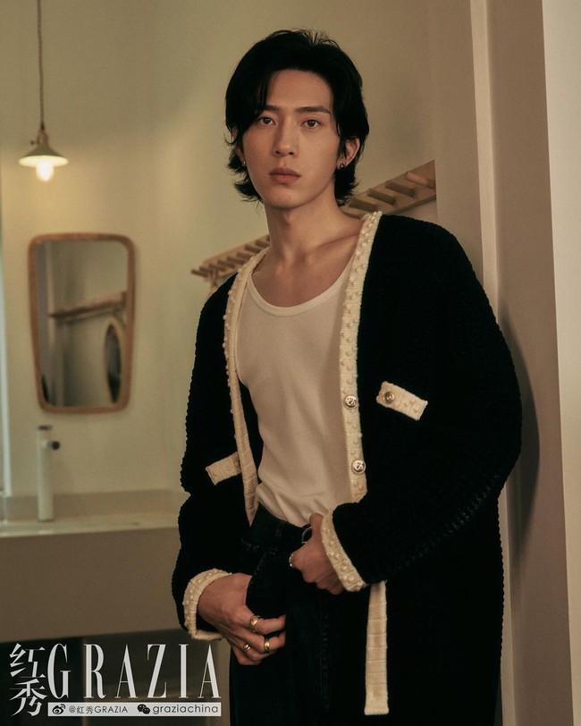 Boran Jing menarik perhatian dengan wajahnya yang berkarakter kuat. Punya hidung, rahang, dan tulang pipi tajam membuatnya penampilan aktor China 31 tahun itu terlihat high fashion. Foto: Instagram