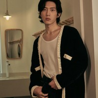 Boran Jing menarik perhatian dengan wajahnya yang berkarakter kuat. Punya hidung, rahang, dan tulang pipi tajam membuatnya penampilan aktor China 31 tahun itu terlihat high fashion. Foto: Instagram