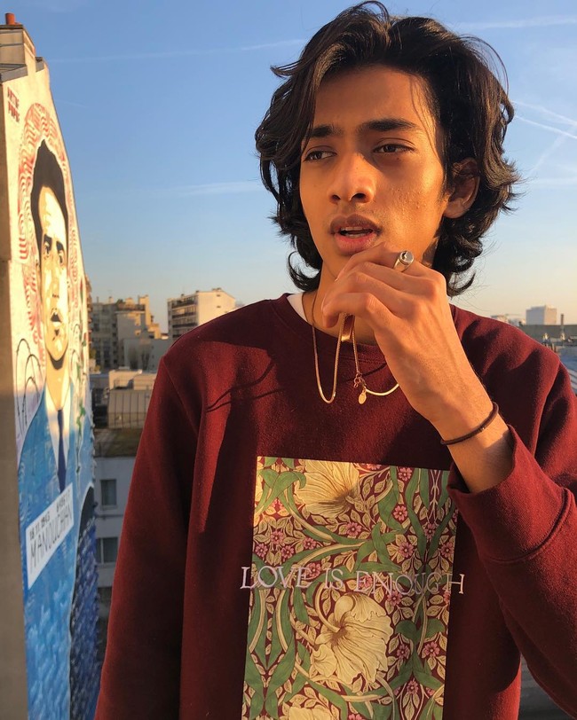 Tuhir-Brahmbhatt merupakan model kenamaan asal India. Dilihat dari berbagai portfolionya, ia memang tampak memiliki wajah high fashion sehingga tak heran jika sering wara-wiri di fashion show dan pemotretan brand ternama. Foto: Instagram @i-tuhir