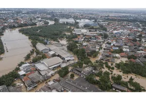 Foto Populer Pekan Ini: Banjir Pulau Jawa-Imlek di Masa Pandemi