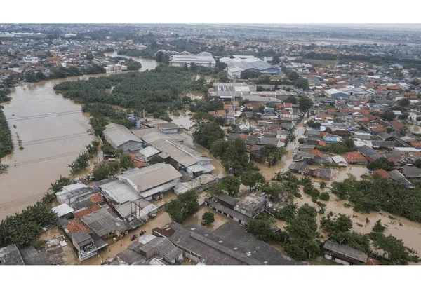 Foto Populer Pekan Ini: Banjir Pulau Jawa-Imlek di Masa Pandemi