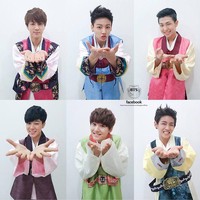 Para member BTS kenakan hanbok warna-warni saat perayaan Imlek tahun 2014. Mereka juga mengunggah video “Hanbok dance time” di YouTube BANGTANTV.Foto: Dok. BigHit Entertainment