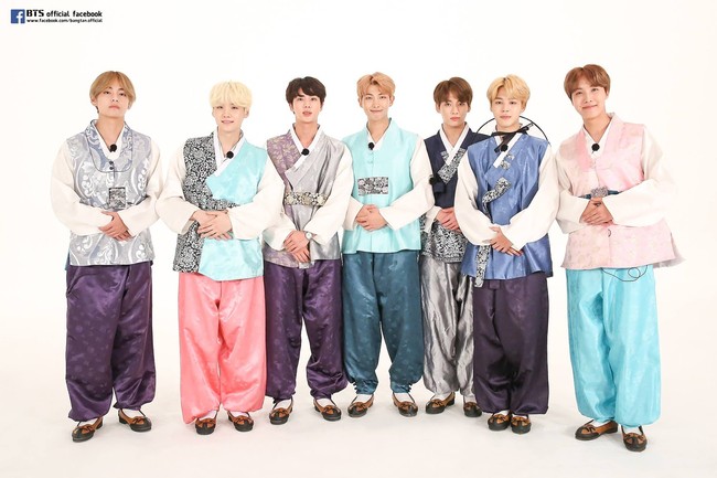 Pada 2015-2016, BTS ‘absen’ kenakan Hanbok karena berpartisipasi dalam acara Idol Star Athletic Championship. BTS kembali rayakan Imlek dengan Hanbok pada 2017 dan mengadakan siaran langsung. Foto: Dok. BigHit Entertainment