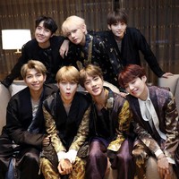 Pada tahun yang sama, BTS pamer kenakan Hanbok mewah dengan sentuhan modern. Para member terlihat kompak dan karismatik dengan Hanbok bertema hitam dan emas. Foto: Dok. BigHit Entertainment