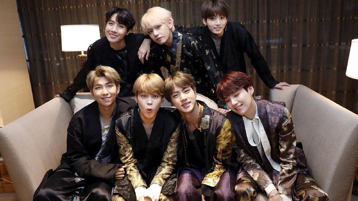 Gaya BTS Kenakan Hanbok Saat Imlek