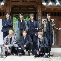 BTS kembali memukau para ARMY (sebutan penggemar BTS) dalam balutan Hanbok modern pada Imlek 2019. Para member terlihat kasual dengan sentuhan tradisional. Foto: Dok. BigHit Entertainment