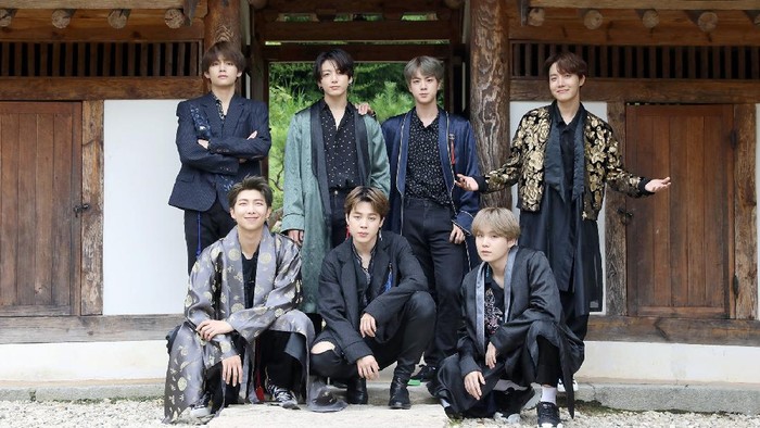 Gaya BTS Kenakan Hanbok Saat Imlek