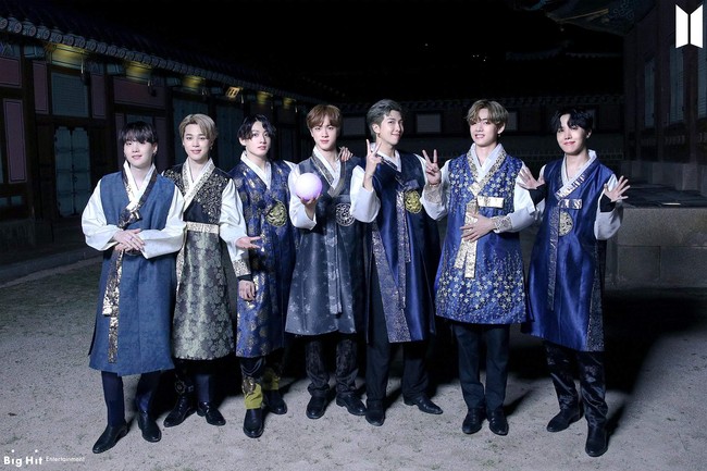 Kompak dari atas sampai bawah. Member BTS kenakan Hanbok biru tua dengan aksen dan motif berwarna emas pada perayaan Imlek 2020. Foto: Dok. BigHit Entertainment