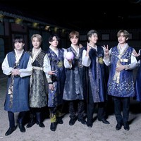 Kompak dari atas sampai bawah. Member BTS kenakan Hanbok biru tua dengan aksen dan motif berwarna emas pada perayaan Imlek 2020. Foto: Dok. BigHit Entertainment