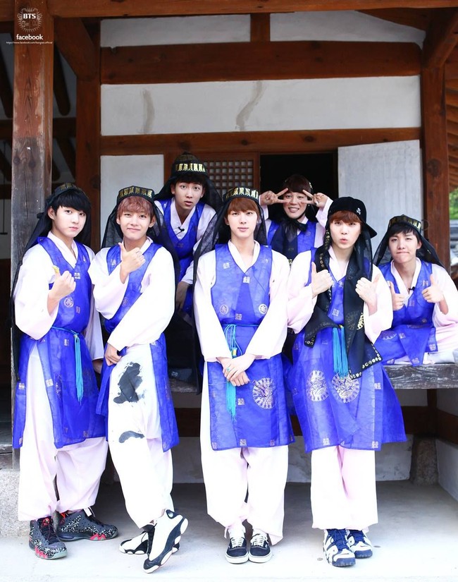 Pada awal debut di 2013, BTS (Bangtan Boys) mulai pamer Hanbok saat perayaan Imlek atau Chuseok. Ketujuh member BTS kompak mengenakan hanbok berwarna biru saat itu.Foto: Dok. BigHit Entertainment