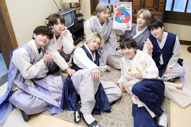 BTS tuai pujian dari netizen Korea pada perayaan Tahun Baru Imlek 2021. Warna dan gaya Hanbok BTS dinilai sangat mewah dan anggun, bertema biru, putih, dan abu-abu. Foto: Dok. BigHit Entertainment