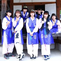 Pada awal debut di 2013, BTS (Bangtan Boys) mulai pamer Hanbok saat perayaan Imlek atau Chuseok. Ketujuh member BTS kompak mengenakan hanbok berwarna biru saat itu.Foto: Dok. BigHit Entertainment