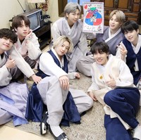 BTS tuai pujian dari netizen Korea pada perayaan Tahun Baru Imlek 2021. Warna dan gaya Hanbok BTS dinilai sangat mewah dan anggun, bertema biru, putih, dan abu-abu. Foto: Dok. BigHit Entertainment