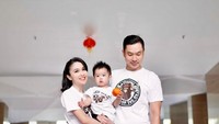 Sandra Dewi senang bisa pakai kaos kembaran dengan suami dan dua anaknya di hari Imlek. Gong xi fa cai year of ox Akhirnya aku bs kembaran kaos sama mereka, year of ox, tulis Sandra Dewi. Foto: Dok. Instagram Sandra Dewi