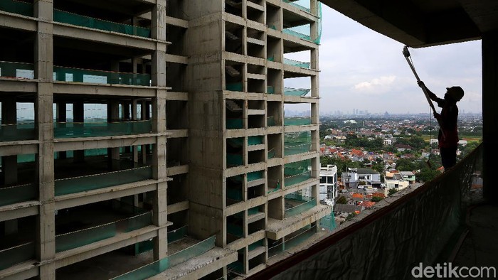 Seorang pengunjung melihat maket hunian vertikal sambil memantau dari website Rumah Murah BTN, di kawasan Pamulang, Tangerang Selatan, Banten, Kamis (11/2/2021). Hunian vertikal khas kesukaan milenial ini juga untuk pembiayaannya didukung oleh bank BTN dengan DP dan bunga yang sangat terjangkau. (FOTO: Rachman Haryanto/detikcom)