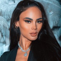 Iasmin juga melakukan berbagai rekonstruksi di wajahnya. Dengan berbagai prosedur di wajahnya, Iasmin menyebut matanya seperti rubah.  Foto: dok. Instagram