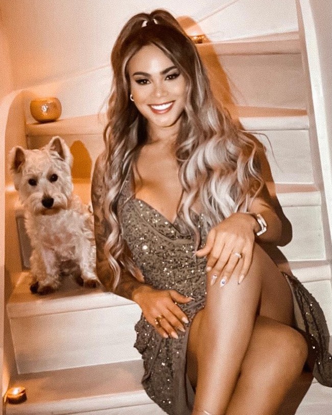 Operasi plastik pertama Iasmin adalah implan payudara. Sejak saat itu, dia telah melakukan tiga kali operasi payudara.  Foto: dok. Instagram