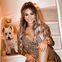 Operasi plastik pertama Iasmin adalah implan payudara. Sejak saat itu, dia telah melakukan tiga kali operasi payudara.  Foto: dok. Instagram