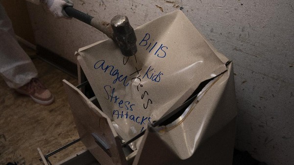 Rage room atau kerap dikenal juga dengan sebutan anger room atau break room merupakan tempat yang disediakan untuk melampiaskan amarah maupun stres dan kekecewaan yang dirasakan seseorang. Rage room atau kerap dikenal juga dengan sebutan anger room atau break room merupakan tempat yang disediakan untuk melampiaskan amarah maupun stres dan kekecewaan yang dirasakan seseorang.