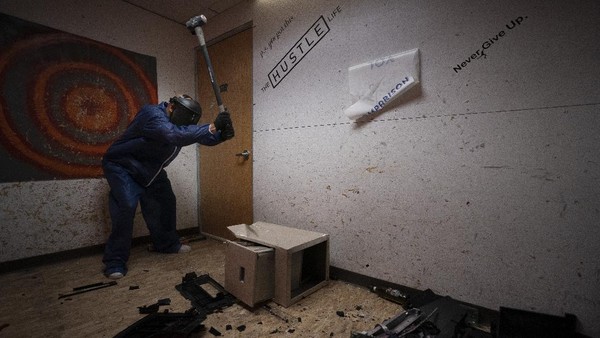 Rage room atau ruangan untuk melepas amarah dan stres ini pun kian populer di tengah derasnya arus modernitas seperti saat ini. Rage room atau ruangan untuk melepas amarah dan stres ini pun kian populer di tengah derasnya arus modernitas seperti saat ini.