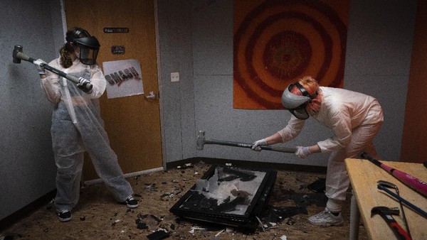 Satu tahun telah berlalu dengan kondisi virus Corona yang melanda dunia. Selain berdampak pada sektor kesehatan dan ekonomi, pandemi COVID-19 turut memberi dampak pada kesehatan mental masyarakat. Di masa seperti saat ini rage room pun menarik perhatian publik. Satu tahun telah berlalu dengan kondisi virus Corona yang melanda dunia. Selain berdampak pada sektor kesehatan dan ekonomi, pandemi COVID-19 turut memberi dampak pada kesehatan mental masyarakat. Di masa seperti saat ini rage room pun menarik perhatian publik.