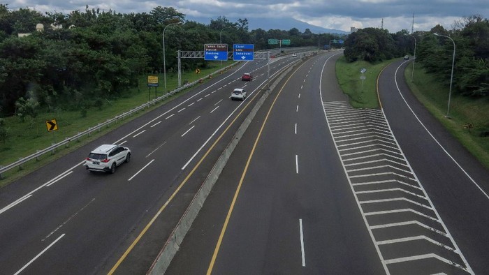 Kendaraan melintas di Jalan Tol Jagorawi menuju kawasan wisata Puncak, Kabupaten Bogor, Jawa Barat, Jumat (12/2/2021). Lalu lintas kendaraan di kawasan Puncak Bogor, saat libur Imlek dan akhir pekan terlihat lengang sejak dilakukan pengetatan Pemberlakuan Pembatasan Kegiatan Masyarakat (PPKM) Mikro serta peraturan Pemerintah Kabupaten Bogor wisatawan wajib membawa surat keterangan rapid test antigen. ANTARA FOTO/Yulius Satria Wijaya/foc.