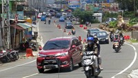 Lalu lintas kendaraan di kawasan Puncak Bogor, saat libur Imlek dan akhir pekan terlihat lengang sejak dilakukan pengetatan Pemberlakuan Pembatasan Kegiatan Masyarakat (PPKM) Mikro serta peraturan Pemerintah Kabupaten Bogor wisatawan wajib membawa surat keterangan rapid test antigen.
