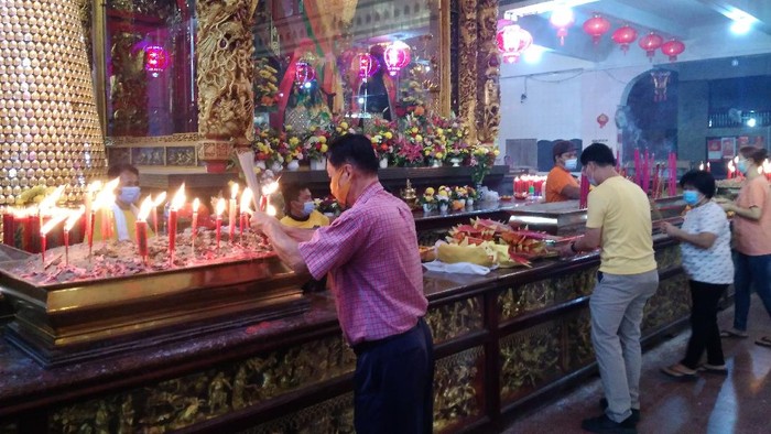 Jemaat vihara di Medan mengikuti ibadah Imlek (Datuk-detikcom)
