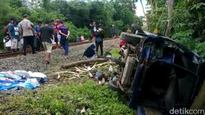KA Dhoho vs Minibus, Satu Penumpang Tewas di Lokasi