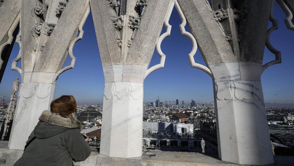 Katedral (Duomo) ini sangat besar dan dibangun dengan arsitektur Gothik yang terletak di lapangan utama di pusat kota Milan, Italia. Katedral (Duomo) ini sangat besar dan dibangun dengan arsitektur Gothik yang terletak di lapangan utama di pusat kota Milan, Italia.