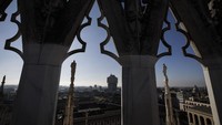 Katedral bergaya gothic ini letaknya di pusat kota Milan dan di sebelah pusat perbelanjaan terkenal Galleria Vittorio Emanuele.     