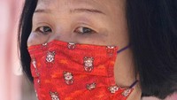 Masker bertema Imlek ini dipakai untuk memeriahkan Tahun Baru Imlek di tengah pandemi.  