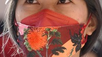 Masker bertema Imlek ini didominasi warna merah sesuai dengan nuansa Tahun Baru Imlek.  