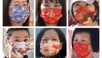 Foto kolase yang menunjukan para  Kwarga keturunan Tionghoa mengenakan masker bertema Imlek di Kuil Wong Tai Sin, Hong Kong, Jumat (12/2/2021) waktu setempat.  