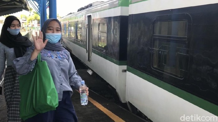 Kereta api di Stasiun Pulau Aie