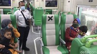 Bagian dalam gerbong. Lokasi Stasiun Pulau Aie berada di kota lama padang, tepatnya di Jalan Pulau Air Kelurahan Palinggam, Padang Selatan.